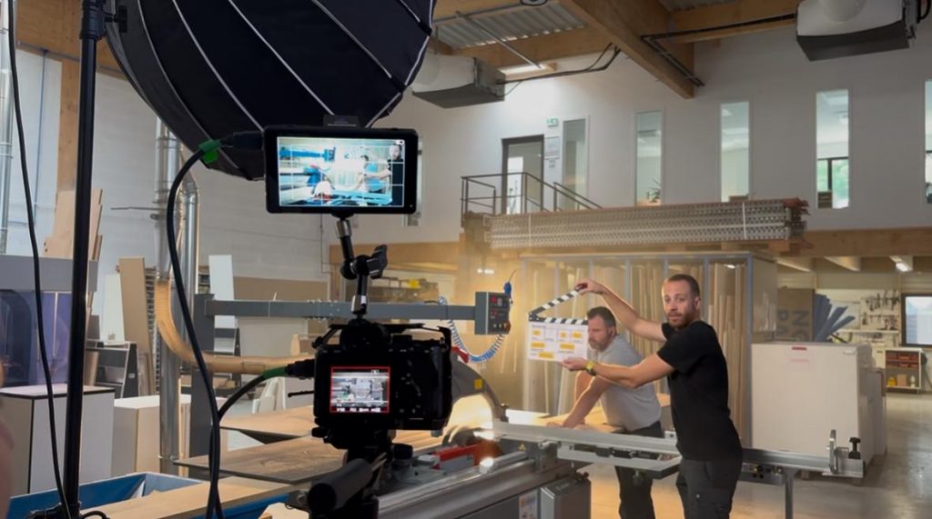Backstage Tournage MZ Bois - Menuisier à la découpe