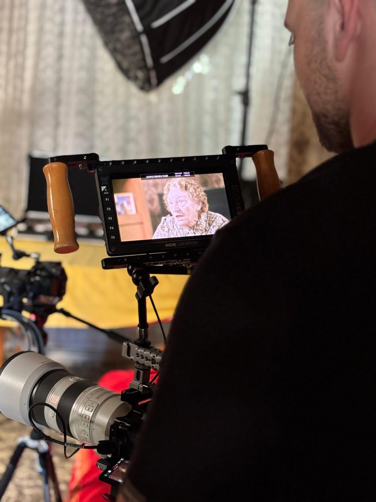 Backstage Tournage OPHEOR - Le cadreur concentré